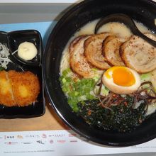 トンコツラーメンと北海道コロッケ