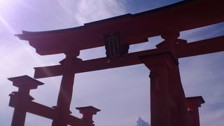 厳島神社 青い空と海に映える、真赤な鳥居