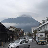 送迎車を待つ間、由布岳を望む