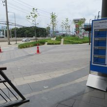 無料シャトルバス停