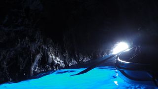 神秘的な「青の洞窟」