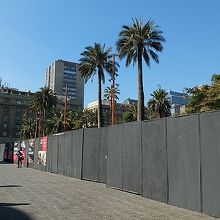 ２０１４年４月中旬、工事中の塀で囲い回されていたアルマス広場