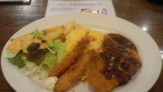 ボリュームたっぷりデミソースオムライスプレート