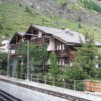 コルナーグラート登山鉄道の車窓から見たホテル