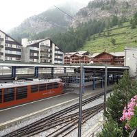 窓から見たコルナーグラート登山鉄道のホーム