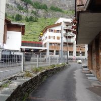 正面はツェルマット駅、この小路を手前に進むとホテルがある。若