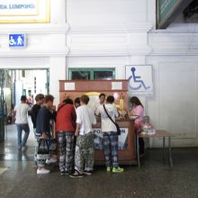 インフォメーション (タイ国鉄 フアランポーン駅前)