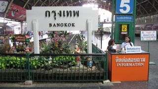 臨時のインフォメーションカウンターがある