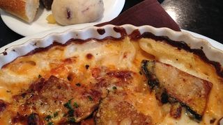 メインを注文すれば、サラダ・パン・飲み物は取り放題