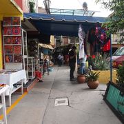 200軒ほどのメキシコの民芸品を売るお店が並ぶ