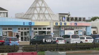 下り線には駐車場とトイレしかありません