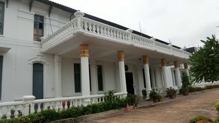 素朴な博物館、ラオスの歴史と地理について学べます。