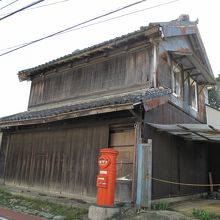 新町筋には歴史を感じる建物もあります