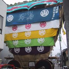 車や建物と比べれば大きさがよくわかります。