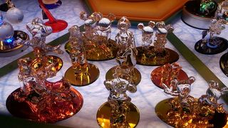 アラジングッズにガラス細工も