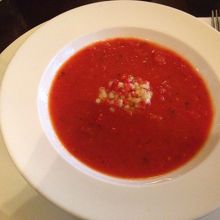 前菜の冷製トマトスープ