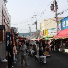 観光客で賑わっています。