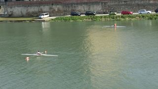 アルノ川ではボートの練習をしている