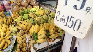 チャオプラヤー川を渡った所にある庶民的な商店街、昭和レトロの雰囲気が漂います