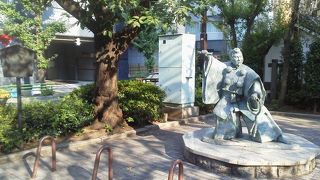 歌舞伎発祥ともいわれ「勧進帳の弁慶像」～人形町～