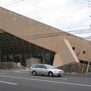 独特な形状の体育館です