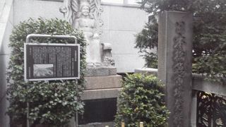 日本橋のすぐ脇にあるのが「日本橋魚河岸記念碑」～日本橋～