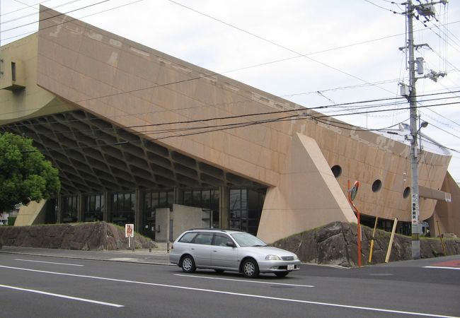 独特な形状の体育館です