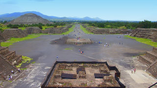 黒曜石の置き物などを売る露天商が並ぶ