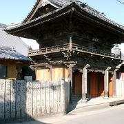 古い街中で込み合った家々の間にあるのお寺です