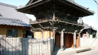 古い街中で込み合った家々の間にあるのお寺です