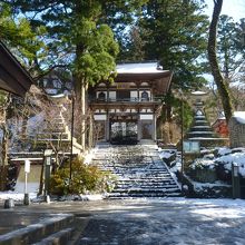 凍結している参道を歩く