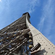 展望台から塔の頂上を見上げると。。。