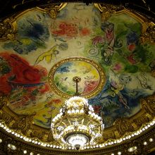 今にも落ちてきそうなシャンデリア