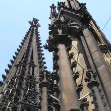 頂上の上の、尖頭の部分です。