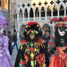 背後の綺麗な装飾の建物
