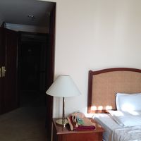 8階客室。シングルベッド