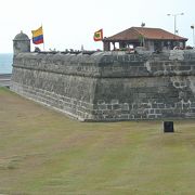 スペイン統治時代の要塞や街並みが残っており、コロンビア最大の観光スポットとなっています