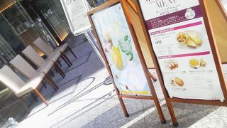 ガラス張りでちょっと贅沢感でも味わって「丸の内カフェ ease （イーズ）」