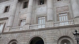 芸術家の 作品が展示・・・