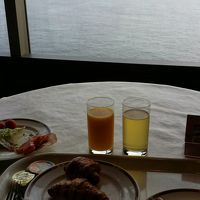 朝食は海を見ながら