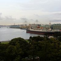部屋から山下公園と氷川丸が