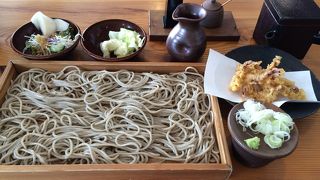 とてもコシの強いかみごたえのある蕎麦でした。