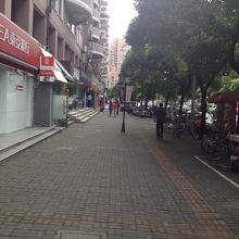 日系の病院や銀行、ビデオショップもあります