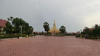 砂漠の砂のような色の仏塔です。