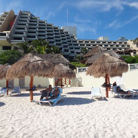 ピラミッドみたいな建物