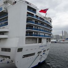 後方もすごいです。船の奥にＭＭ２１が見えます。