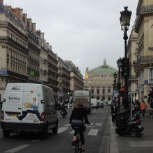 通りの先にオペラ座