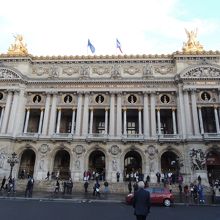 広場から正面を望む