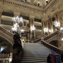 玄関ホールを入ったところ、階段を登ります