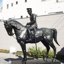 兄・好古の騎馬像